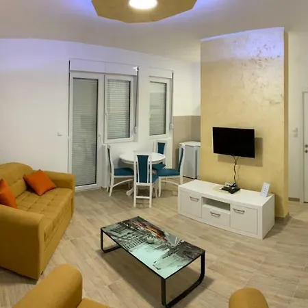 Airport View Apartment *