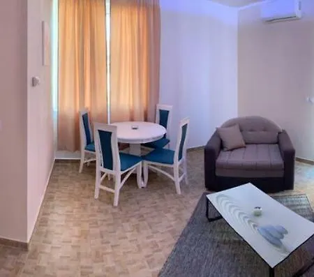 Airport View Apartment *