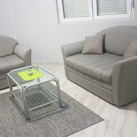 Airport View Apartment *
