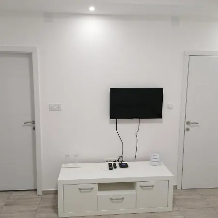 Airport View Apartment *